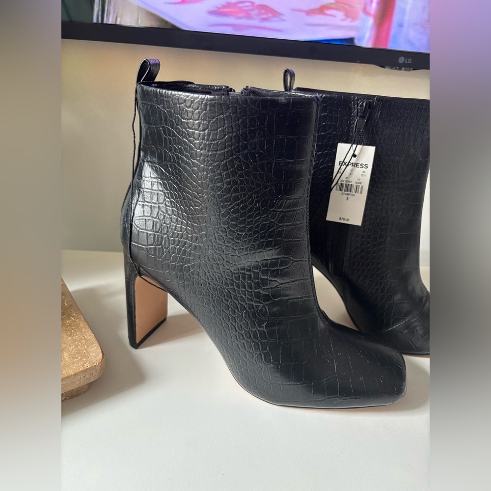 Express BRAND NEW!! Black Croc-Patterned Ankle Booties - Picture 8 of 12